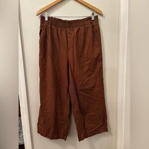 Old Navy Women’s Crop Pants in Brown - M